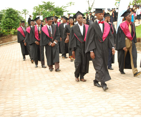 Bamwe mu banyeshuli barangije muri INILAK Nyanza Campus biyerekanye mu mutambagiro.