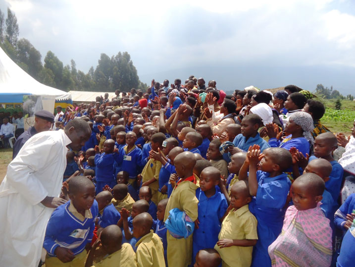 Bamwe mu banyeshuri biga ku kigo cya Basumba bishimiye ishuri begerejwe.