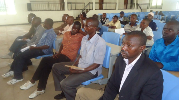 Bamwe mu baturage baje kubaza ibibazo bijyanye n'impushya zo gutwara ibinyabiziga.