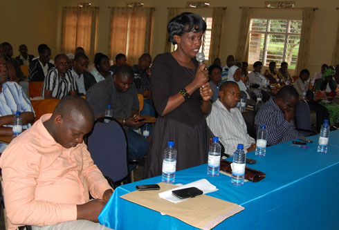 Bamwe mu baturage babajije umukandida ibibazo ku buzima bwe n'imigambi afite.