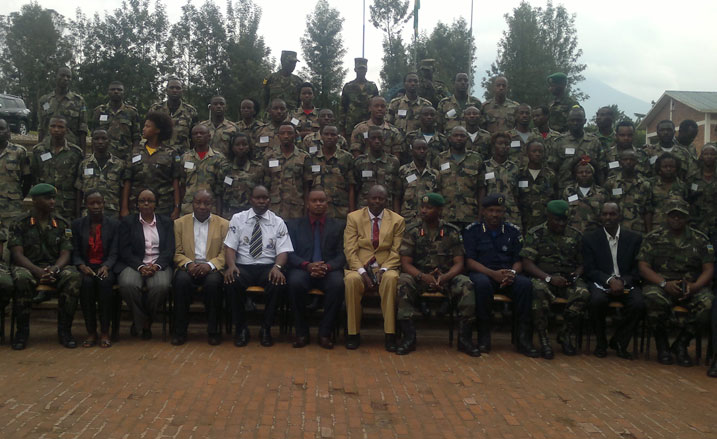 Bamwe mu bayobozi mu nzego zitandukanye bari kumwe na bamwe mu batoza b'intore mu mashuri makuru na kaminuza i Nkumba.