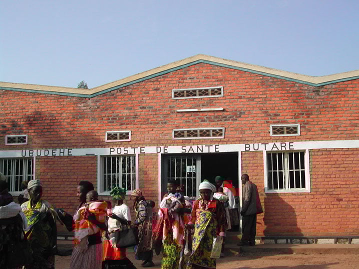 Bamwe mu babyeyi baje gukingiza abana babo kuri poste de sante ya Butare.
