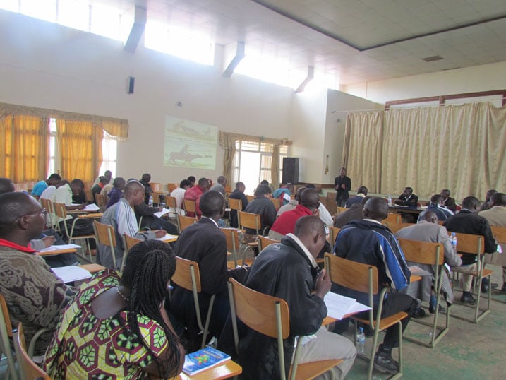 Bamwe mubahuguwe babwirwa inyungu zokuba mu muryango w
