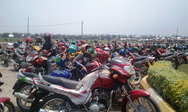 Abatwara abagenzi kuri za Moto nabo basabwa kwitwararika ngo badateza impanuka.
