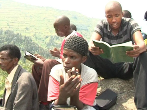 Bamwe bava mu matorero bakaza gusengera mu rutare kugira Imana yumve amasengesho yabo.