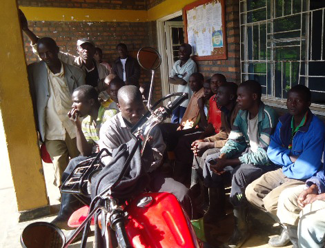Bamwe mu bakozi bo ku muyoboro w'amazi wa Nyabizi babanje gutabaza ubuyobozi bw'umurenge wa Kinyababa bavuga ko badahembwa.