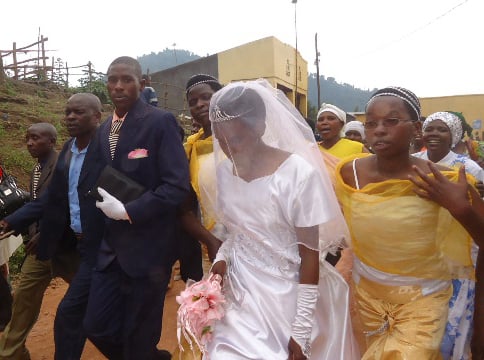 Bamwe mu basore bo mu Burera ngo babona ubukwe bwabahenda bagahitamo gukocora. Uyu we yakoze ubukwe nyabwo.