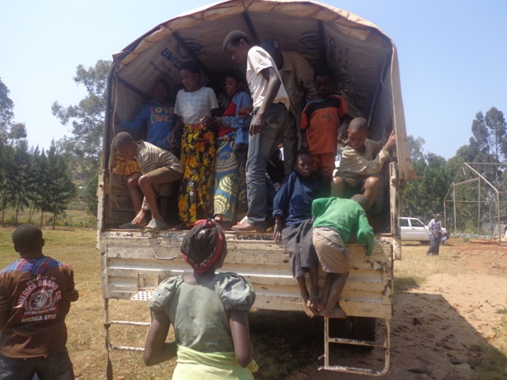 Bamwe mu Banyarwanda batahutse.