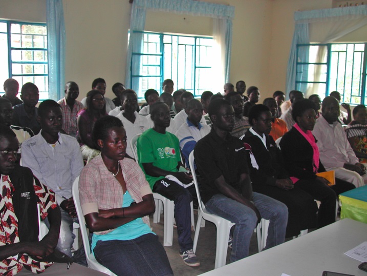 Bamwe mubanyeshuri biga mu mwaka wa gatandatu batuye mu murenge wa Gakenke batezamatwi abayobozi kumpinduka z