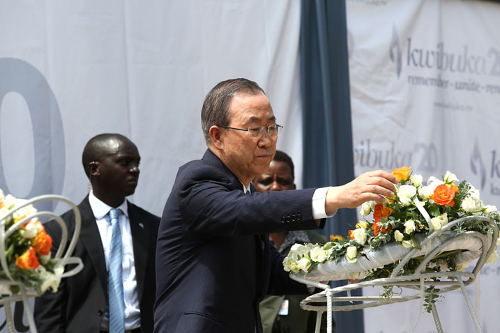 Hongeye kwibukwa intege nke z'umuryango mpuzamahanga watereranye u Rwanda, umuyobozi wa UN Ban Ki-Moon ashima Abanyarwanda uko bivanye muri ayo makuba, asaba ko bitazasubira ukundi.