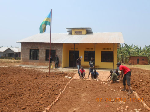 Banakoze umuganda wo gutunganya ku biro by'akagari ka Kayonza.