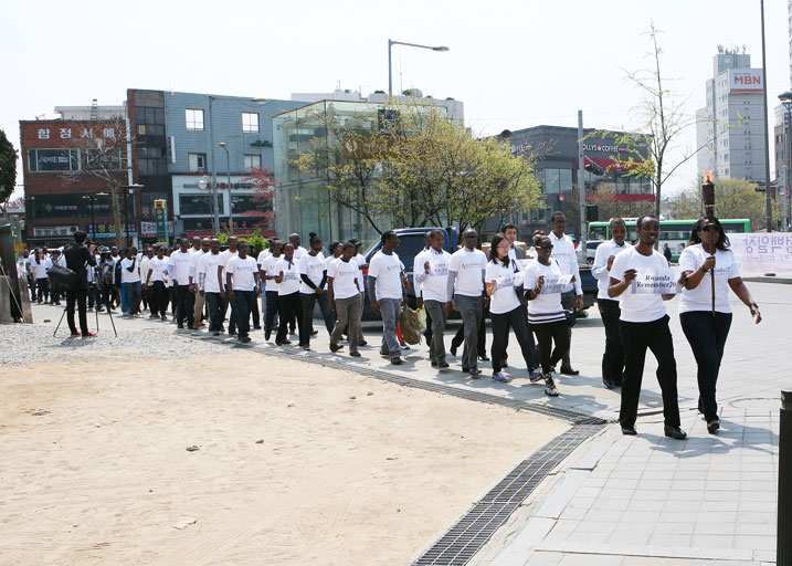 Abanyarwanda baba muri Koreya y'Epfo hamwe n'inshuti zabo mu rugendo rwo kwibuka.