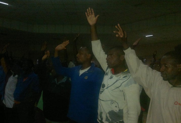 Barahiriye imbere y'ubuyobozi ko baretse kanyanga bamanitse hejuru ukuboko kw'iburyo.