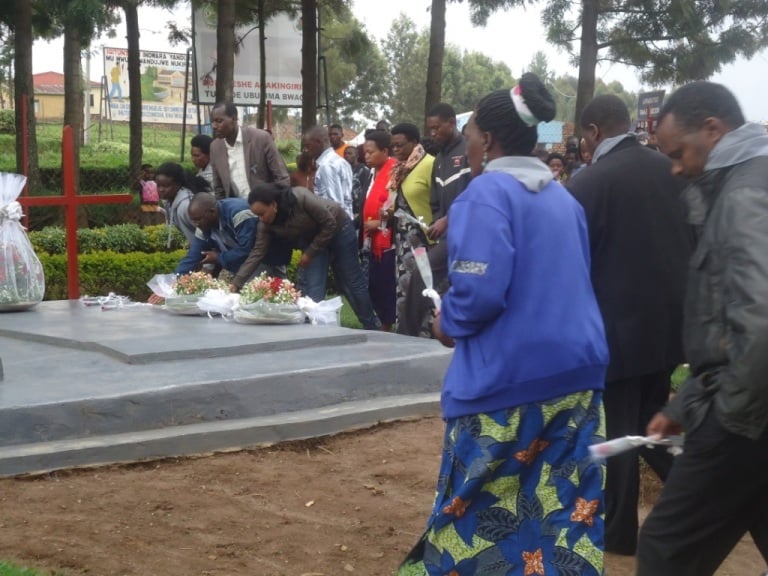 Bari gushyira indabo ku rwibutso.
