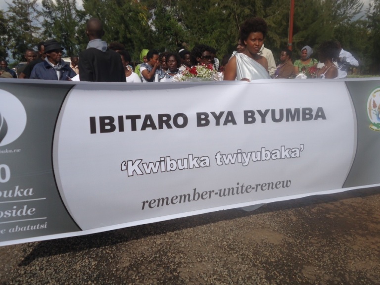 Bari murugendo berekeza kurwibutso rwa Gisuna.