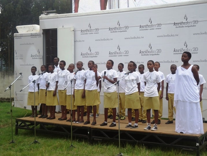 Baririmba indirimbo y'urumuri rw'u Rwanda.