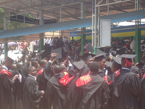 Barishimira ko barangije icyociro cya bachelors muri Kaminuza.
