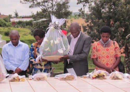 Babanje gushyira indabo no kunamira abashyinguye ku rwibutso rwa Mutete.