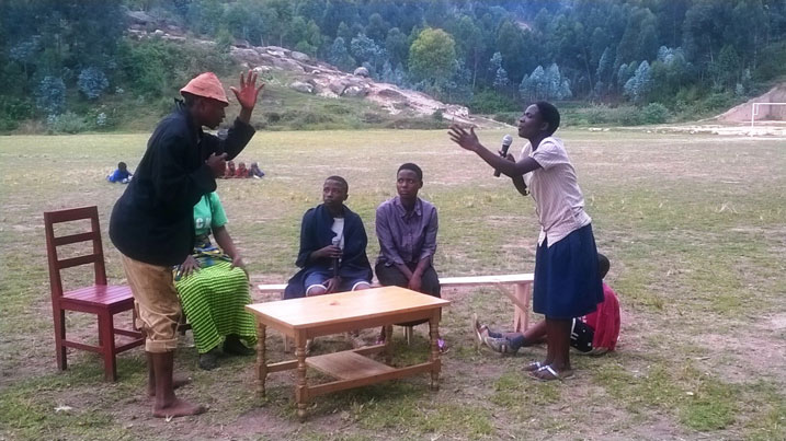 Bashishikarije imiryango kwirinda amakimbirane ashingiye ku butaka babinyujije mu buryo butandukanye harimo ikinamico.