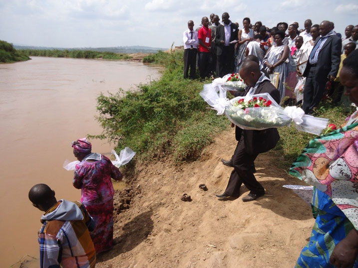 Bashyira indabo mu ruzi rw'Akagera mu rwego rwo kunamira Abatutsi bajugunywemo.