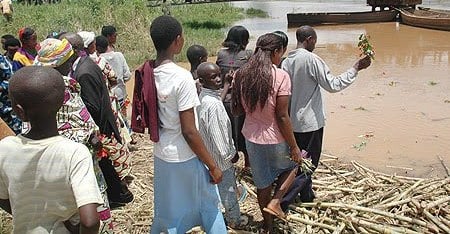 Bashyiraga indabyo mu ruzi rw'Akagera.