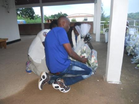 Bashyize indabo ku mva zishyinguwemo abazize Jenoside yakorewe Abatutsi.