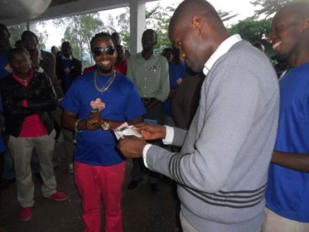 Batanze cheque y'ibihumbi 300 yo kwita ku rwibutso.