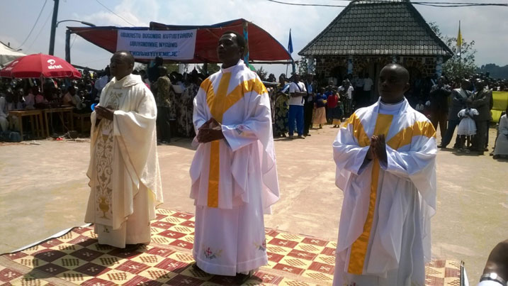 Batatu bari basanzwe ari abadiyakoni bazamuwe mu ntera bagirwa abapadiri.
