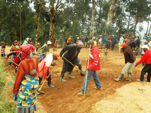 Batunganyije umuhanda uhuza Rutsiro na Karongi.