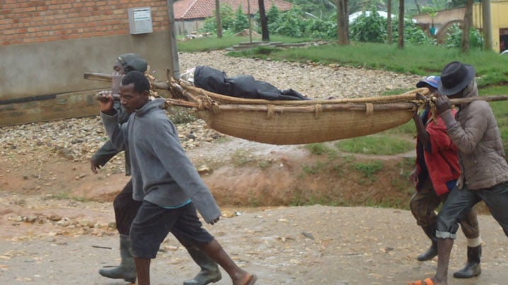 Bavunwa no guheka abarwayi mu ngobyi gakondo.