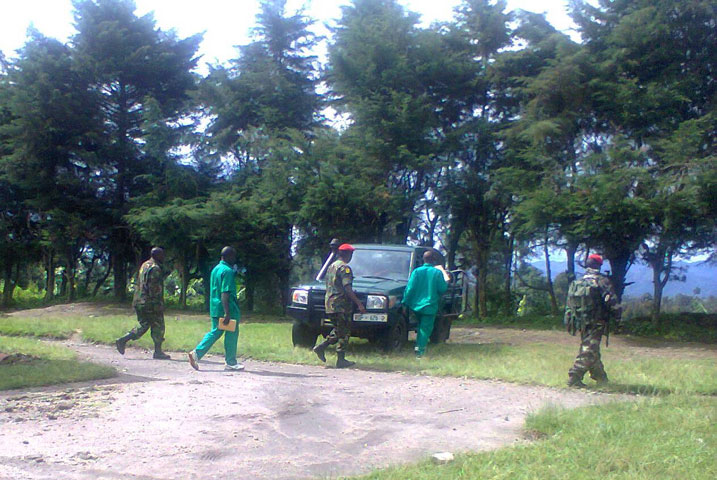 Bavuye mu rukiko nyuma yuko urubanza rusubitswe. Abambaye imyenda y