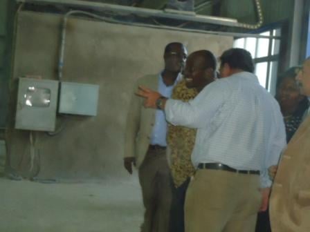 Ba minisitiri berekwa imikorere y'uruganda rw'amakaro.