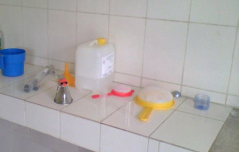 Bimwe mu bikoresho byifashishwa bapima amata. Aha biri muri Laboratoire yo ku ikusanyirizo ry'amata ryo mu Cyanika.