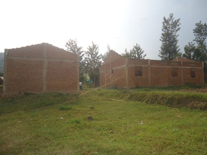 Bimwe mu byumba by'amashuri byaharitswe kubakwa byenda kuzura.