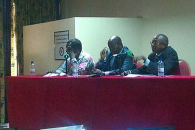 Uhereye iburyo: Obadia Biraro ushinzwe gukurikirana ikoreshwa ry