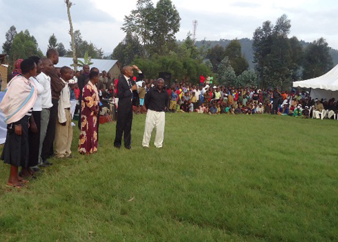 Bishop Rwandamira Charles ari kwigisha iby'ubumwe n'ubwiyunge.