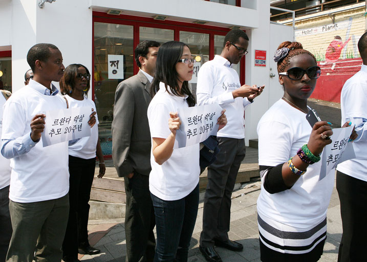 Bitwaje ibyapa byanditseho Kwibuka20 mu rurimi rw'Igikoreya.