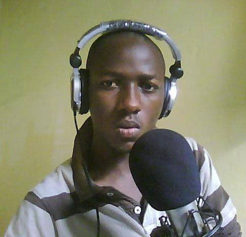 Umuhanzi Tuyisenge Jean Bosco uzwi ku zina rya Boston Pro yiga muri Makerere University abikesha ubuhanzi.