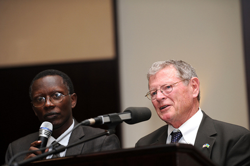 Umusenateri wo muri Amerika, James Inhofe, nawe yagize icyo abwira abitabiriye amasengesho. Iruhande rwe ni Rev. Antoine Rutayisire arimo gusemura.