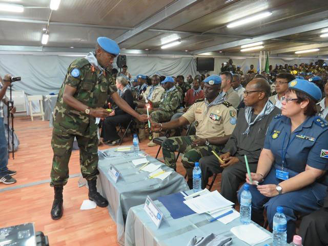 Umugaba w'ingabo za UNAMID, Jenerali Kalimba Norbert, acanira abandi bayobozi urumuri rw'icyizere.