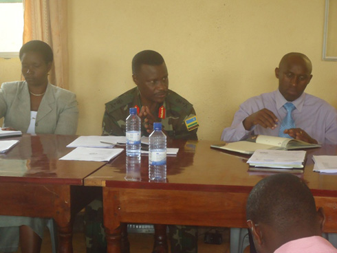 Brig. General Charles Karamba (hagati) avuga ko inzego zose zikwiriye kurushaho kuba maso mu kubungabunga umutekano.