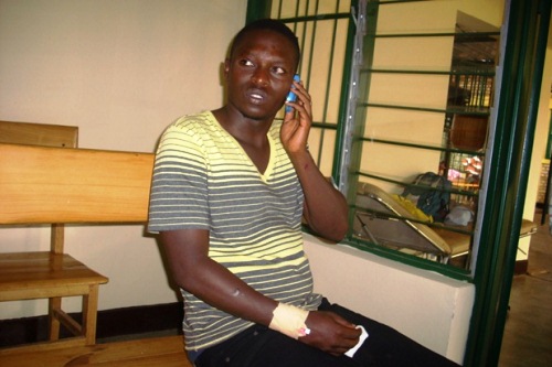 Bull Dogg yicaye ku ntebe bicazaho abarwayi mu bitaro bya Nyanza bategereje ibisubizo byabo.