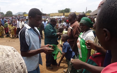 Umukiriya atanga igiceri cya 50 bakamuha akaziga kamwe, yatanga 100 bakamuha utuziga tubiri.