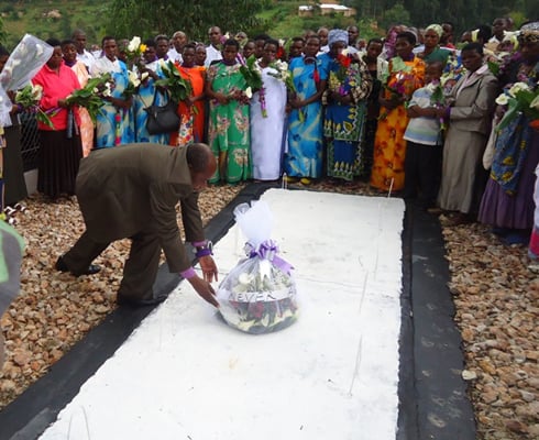 Umuyobozi w'akarere ka Burera ashyira indabo ku rwibutso rw'i Rusarabuye ahashyinguye imibiri 67