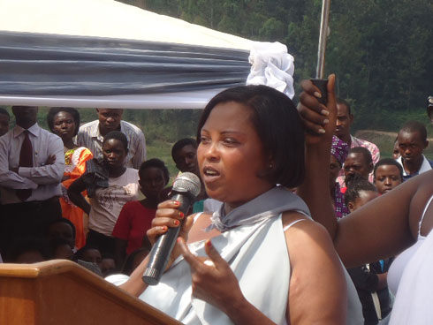 Burizihiza Rose ati ubu noneho ndaruhutse, ubwo abacu bashyinguwe mu cyubahiro.