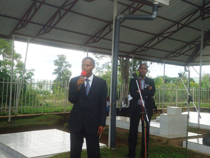 Bwana Ngarambe Laurent, umwe mu barokokeye jenoside i Rwamagana avuga ko batekereza kuzashimira ku mugaragaro Ingabo nk'ikimenyetso cyo guha ishema Ingabo zahoze ari iza FPR zabatabaye.
