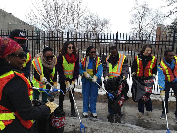 Urubyiruko rw'Abanyarwanda baba Ottawa muri Canada n'abanyamahanga b''inshuti z'u Rwanda nabo bakoze umuganda Nyarwanda, aho bari kumwe n'abahagarariye u Rwanda aho Ottawa.