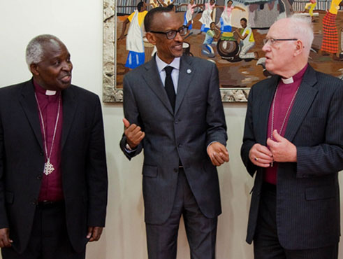 Mgr Carey aganira na perezida w'u Rwanda Paul Kagame.