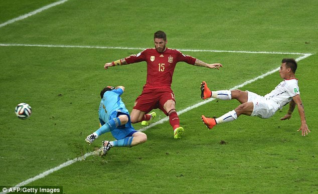 Casillas na Sergio Ramos ntibashoboye guhagarika umuvuduko wa Vargas maze abatsindana igitego cya mbere.