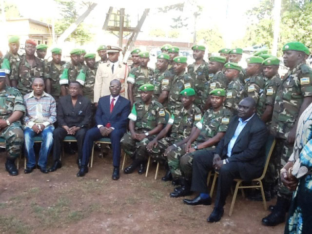 Minisitiri w'Intebe w'igihugu cya Santarafurika, Andre Nzapayeke, hamwe na Lt Col J Paul Karangwa uyoboye umutwe w'Ingabo z'u Rwanda ziri muri Santarafurika (iburyo).